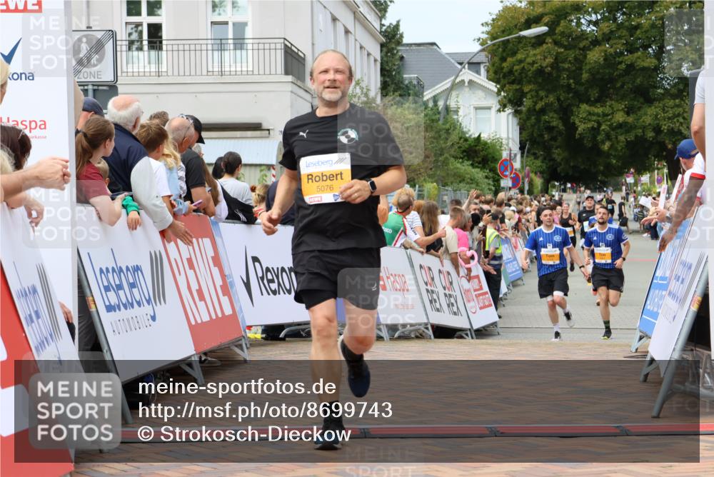 31.08.2025 - 21. Blankeneser Heldenlauf Strokosch-Dieckow http://msf.ph/oto/8699743 31.08.2025 12:42:00 Ziel 5834, 5076, 5374 meine-sportfotos.de