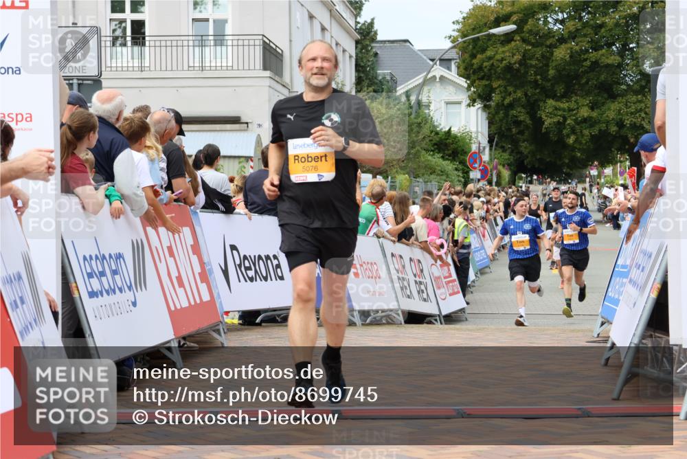 31.08.2025 - 21. Blankeneser Heldenlauf Strokosch-Dieckow http://msf.ph/oto/8699745 31.08.2025 12:42:00 Ziel 5834, 5076, 5374 meine-sportfotos.de