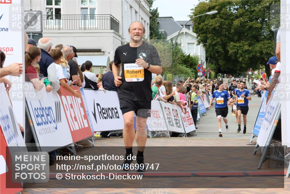 31.08.2025 - 21. Blankeneser Heldenlauf Strokosch-Dieckow http://msf.ph/oto/8699747 31.08.2025 12:42:00 Ziel 5834, 5076, 5374 meine-sportfotos.de