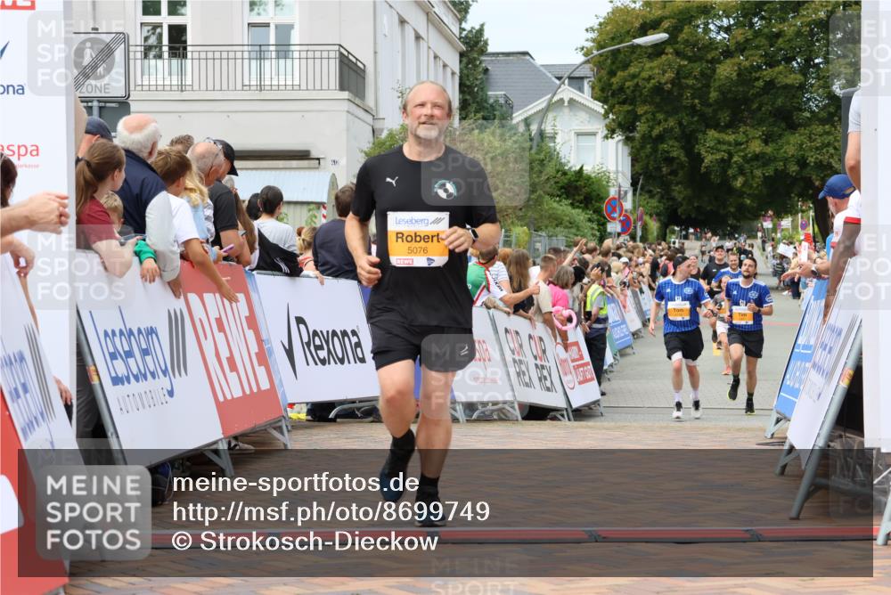 31.08.2025 - 21. Blankeneser Heldenlauf Strokosch-Dieckow http://msf.ph/oto/8699749 31.08.2025 12:42:00 Ziel 5834, 5076, 5374 meine-sportfotos.de