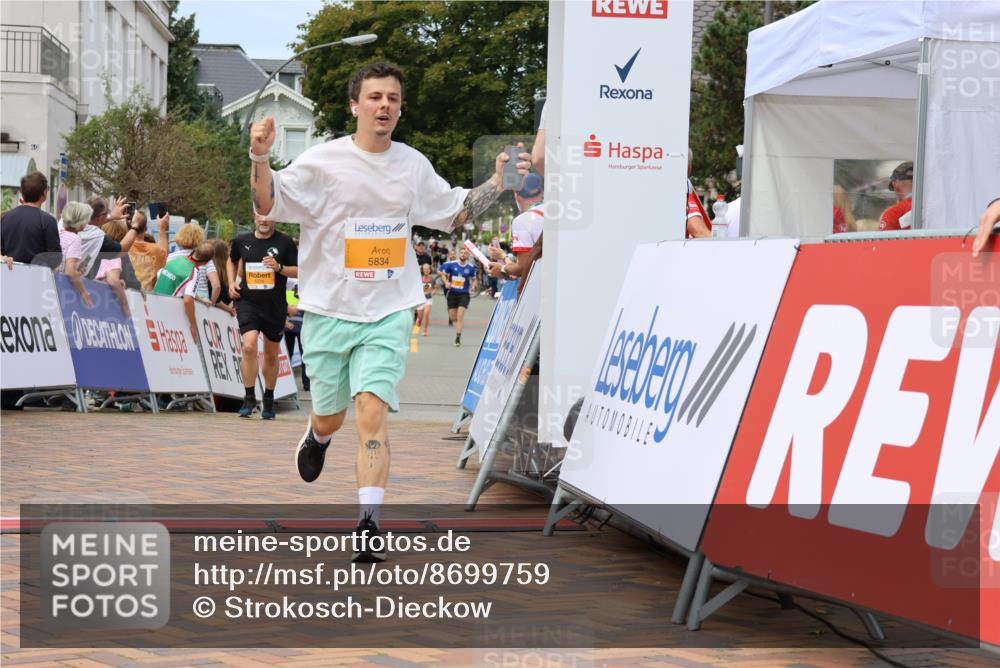 31.08.2025 - 21. Blankeneser Heldenlauf Strokosch-Dieckow http://msf.ph/oto/8699759 31.08.2025 12:41:56 Ziel 5834, 5407, 5114, 5076, 5374 meine-sportfotos.de