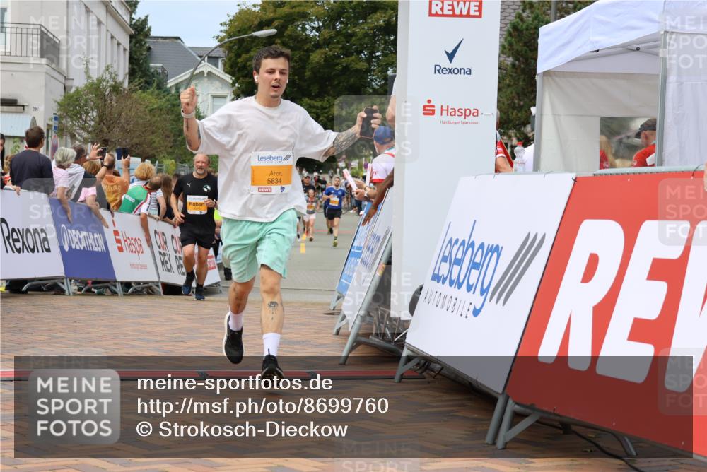 31.08.2025 - 21. Blankeneser Heldenlauf Strokosch-Dieckow http://msf.ph/oto/8699760 31.08.2025 12:41:56 Ziel 5834, 5407, 5114, 5076, 5374 meine-sportfotos.de