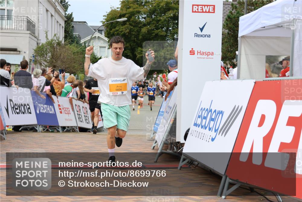 31.08.2025 - 21. Blankeneser Heldenlauf Strokosch-Dieckow http://msf.ph/oto/8699766 31.08.2025 12:41:56 Ziel 5834, 5407, 5114, 5076, 5374 meine-sportfotos.de