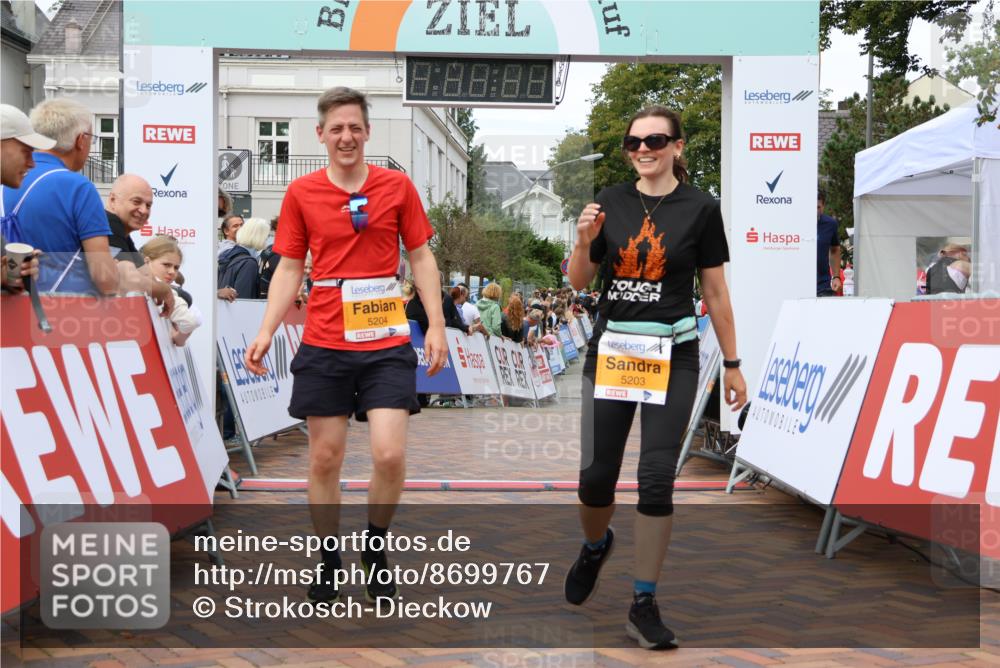 31.08.2025 - 21. Blankeneser Heldenlauf Strokosch-Dieckow http://msf.ph/oto/8699767 31.08.2025 12:54:59 Ziel 5203, 5204, 5534 meine-sportfotos.de