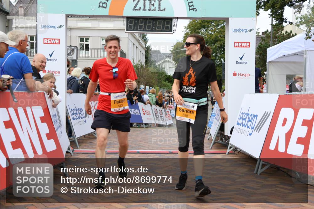 31.08.2025 - 21. Blankeneser Heldenlauf Strokosch-Dieckow http://msf.ph/oto/8699774 31.08.2025 12:54:59 Ziel 5203, 5204, 5534 meine-sportfotos.de
