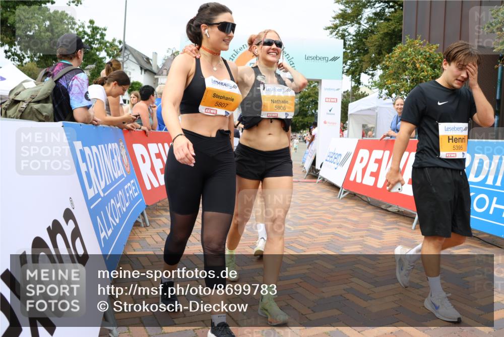 31.08.2025 - 21. Blankeneser Heldenlauf Strokosch-Dieckow http://msf.ph/oto/8699783 31.08.2025 12:41:48 Ziel 5395, 5807, 5806, 5407, 5114, 5374, 5565, 4410 meine-sportfotos.de