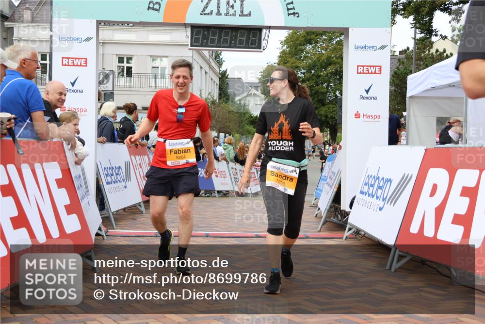 31.08.2025 - 21. Blankeneser Heldenlauf Strokosch-Dieckow http://msf.ph/oto/8699786 31.08.2025 12:54:58 Ziel 5203, 5204, 5534 meine-sportfotos.de