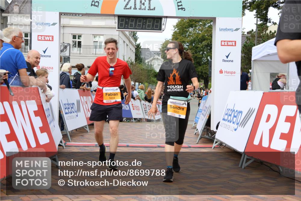 31.08.2025 - 21. Blankeneser Heldenlauf Strokosch-Dieckow http://msf.ph/oto/8699788 31.08.2025 12:54:58 Ziel 5203, 5204, 5534 meine-sportfotos.de