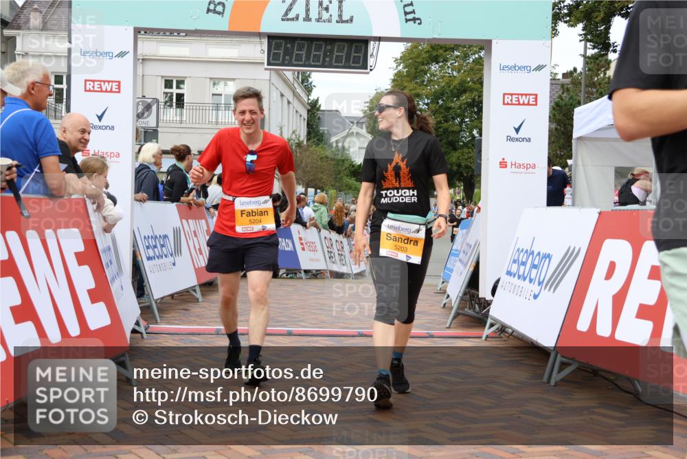 31.08.2025 - 21. Blankeneser Heldenlauf Strokosch-Dieckow http://msf.ph/oto/8699790 31.08.2025 12:54:58 Ziel 5203, 5204, 5534 meine-sportfotos.de