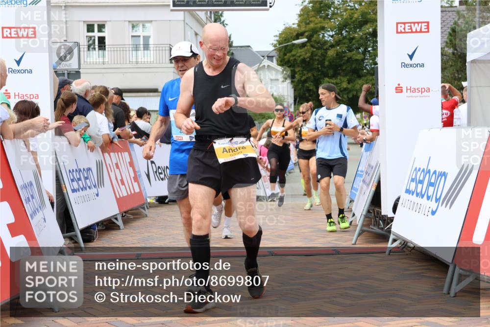 31.08.2025 - 21. Blankeneser Heldenlauf Strokosch-Dieckow http://msf.ph/oto/8699807 31.08.2025 12:41:42 Ziel 5512, 5395, 5807, 5806, 5339, 5565, 4410, 4238 meine-sportfotos.de