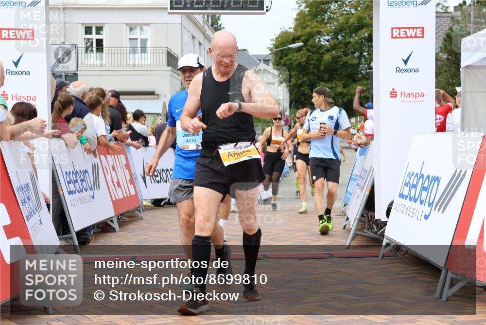 31.08.2025 - 21. Blankeneser Heldenlauf Strokosch-Dieckow http://msf.ph/oto/8699810 31.08.2025 12:41:41 Ziel 5434, 5512, 5395, 5807, 5806, 5339, 5565, 4410, 4238 meine-sportfotos.de