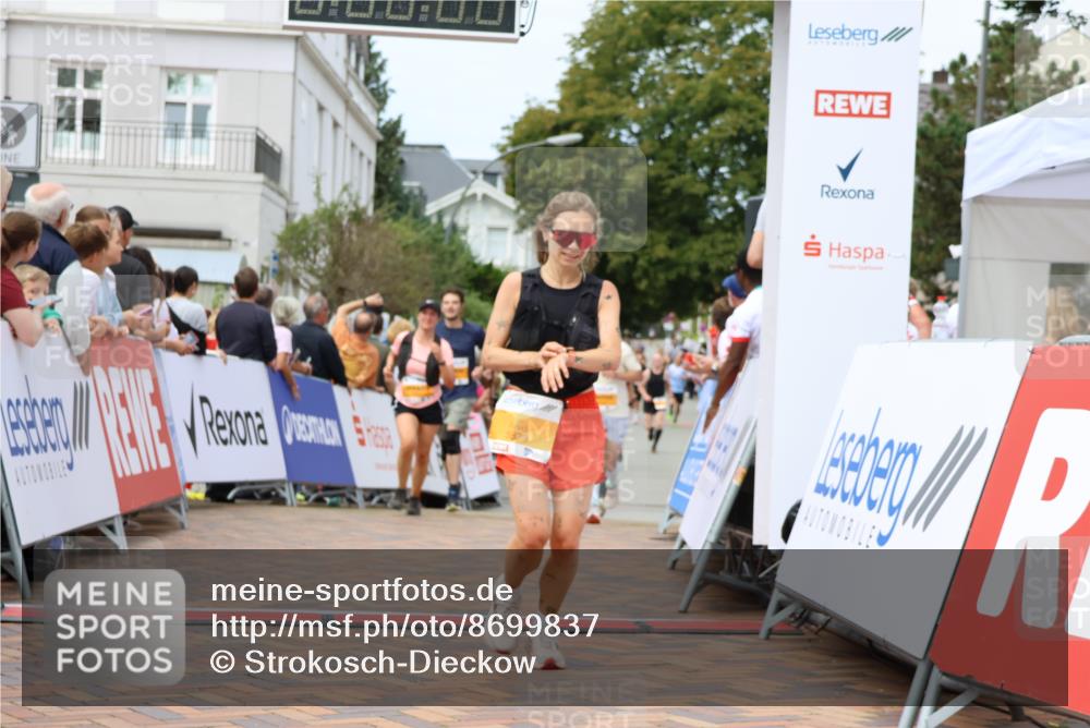 31.08.2025 - 21. Blankeneser Heldenlauf Strokosch-Dieckow http://msf.ph/oto/8699837 31.08.2025 12:41:28 Ziel 5704, 5810, 5331, 5829 meine-sportfotos.de