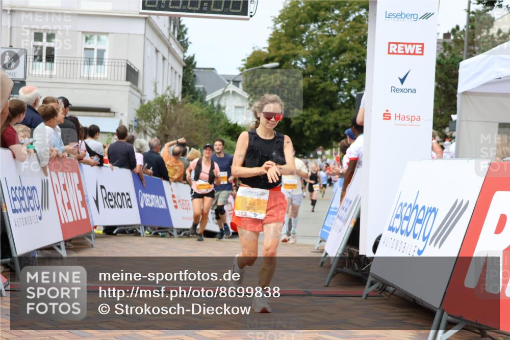 31.08.2025 - 21. Blankeneser Heldenlauf Strokosch-Dieckow http://msf.ph/oto/8699838 31.08.2025 12:41:28 Ziel 5704, 5810, 5331, 5829 meine-sportfotos.de