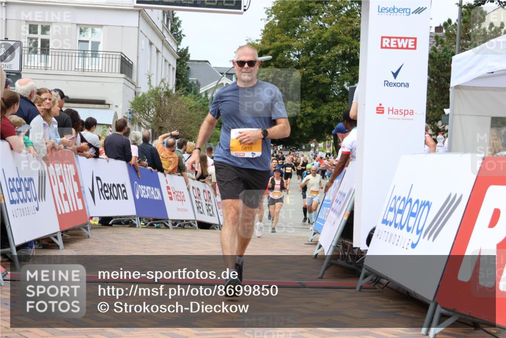 31.08.2025 - 21. Blankeneser Heldenlauf Strokosch-Dieckow http://msf.ph/oto/8699850 31.08.2025 12:41:25 Ziel 5810, 5829 meine-sportfotos.de