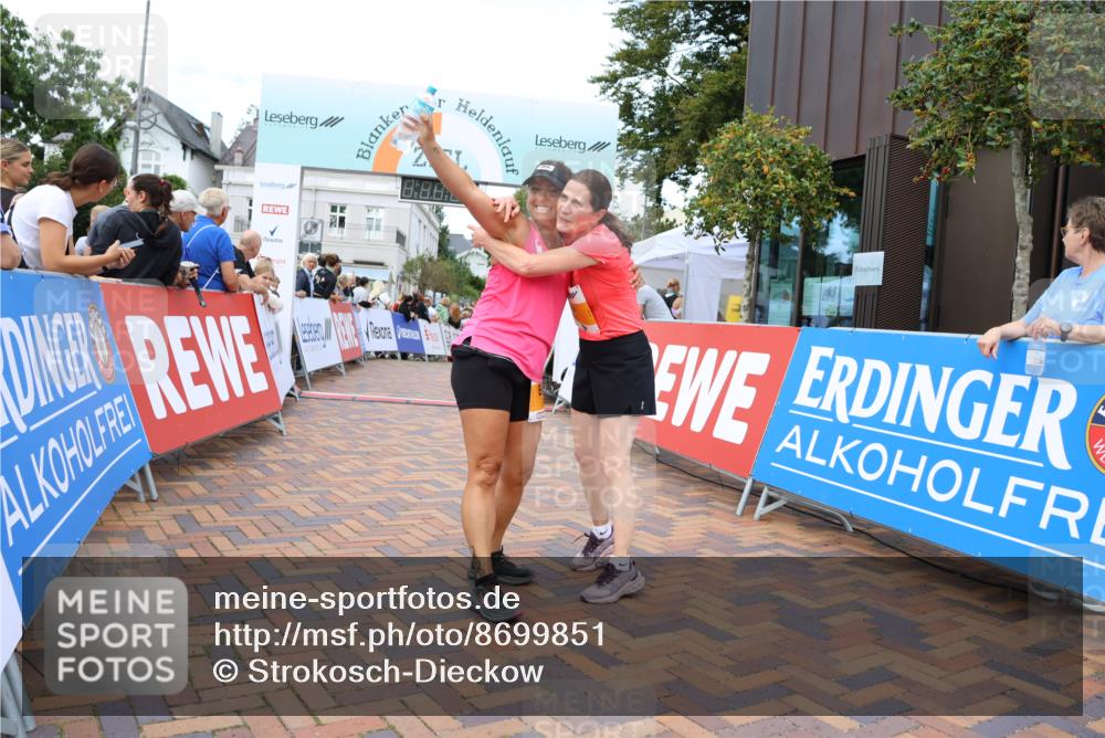 31.08.2025 - 21. Blankeneser Heldenlauf Strokosch-Dieckow http://msf.ph/oto/8699851 31.08.2025 12:54:42 Ziel 5696, 5695 meine-sportfotos.de