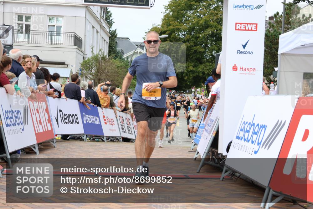 31.08.2025 - 21. Blankeneser Heldenlauf Strokosch-Dieckow http://msf.ph/oto/8699852 31.08.2025 12:41:25 Ziel 5810, 5829 meine-sportfotos.de