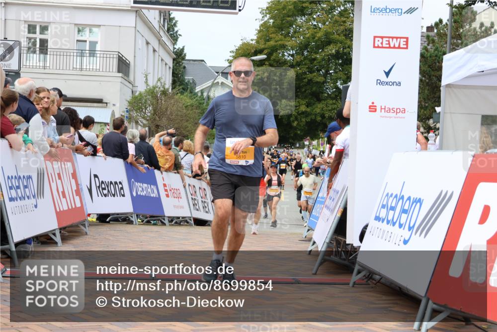 31.08.2025 - 21. Blankeneser Heldenlauf Strokosch-Dieckow http://msf.ph/oto/8699854 31.08.2025 12:41:25 Ziel 5810, 5829 meine-sportfotos.de