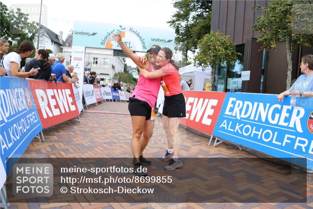 31.08.2025 - 21. Blankeneser Heldenlauf Strokosch-Dieckow http://msf.ph/oto/8699855 31.08.2025 12:54:41 Ziel 5696, 5695 meine-sportfotos.de