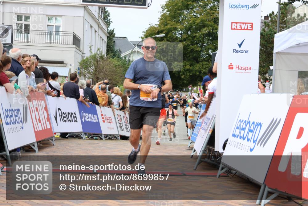 31.08.2025 - 21. Blankeneser Heldenlauf Strokosch-Dieckow http://msf.ph/oto/8699857 31.08.2025 12:41:24 Ziel 5810, 5829 meine-sportfotos.de