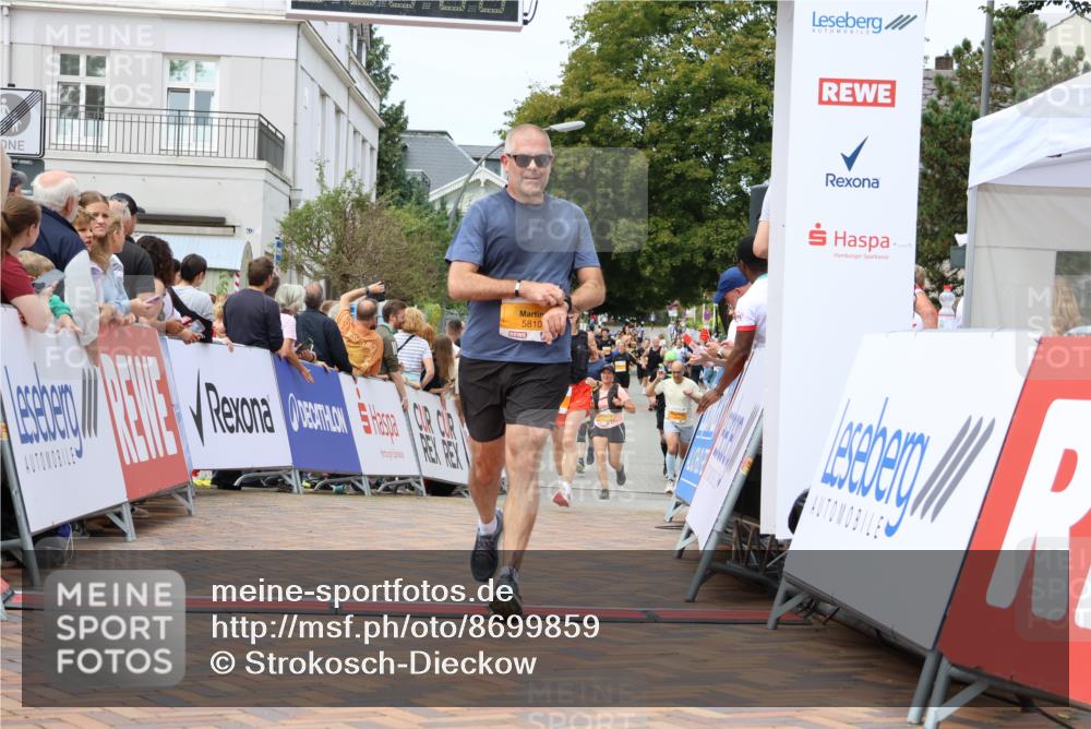 31.08.2025 - 21. Blankeneser Heldenlauf Strokosch-Dieckow http://msf.ph/oto/8699859 31.08.2025 12:41:24 Ziel 5810, 5829 meine-sportfotos.de