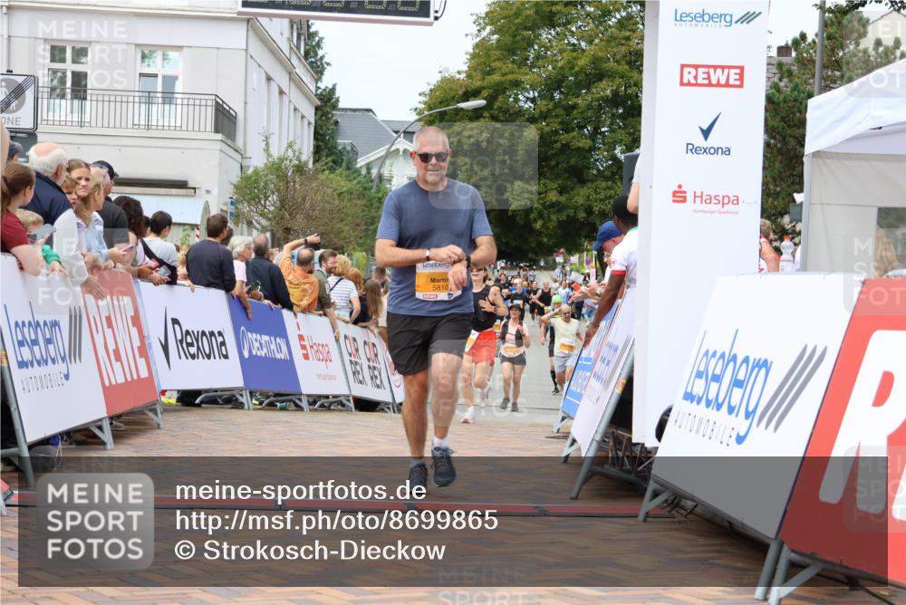 31.08.2025 - 21. Blankeneser Heldenlauf Strokosch-Dieckow http://msf.ph/oto/8699865 31.08.2025 12:41:24 Ziel 5810, 5829 meine-sportfotos.de
