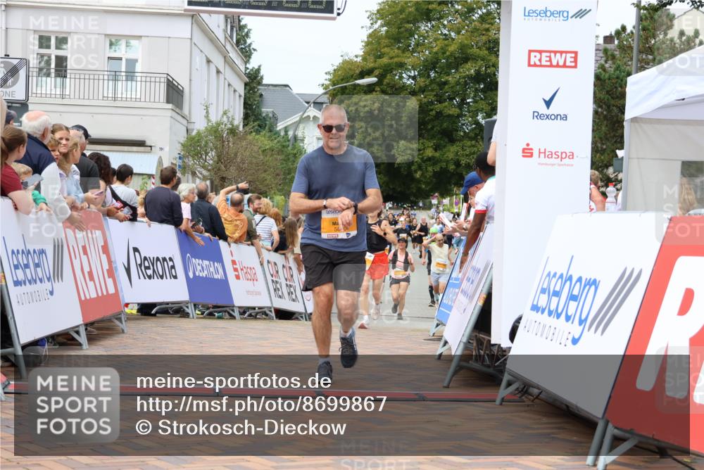 31.08.2025 - 21. Blankeneser Heldenlauf Strokosch-Dieckow http://msf.ph/oto/8699867 31.08.2025 12:41:24 Ziel 5810, 5829 meine-sportfotos.de