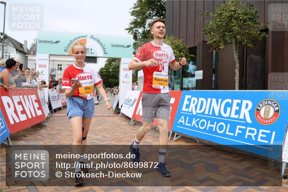 31.08.2025 - 21. Blankeneser Heldenlauf Strokosch-Dieckow http://msf.ph/oto/8699872 31.08.2025 12:41:11 Ziel 5678, 5626, 5625 meine-sportfotos.de