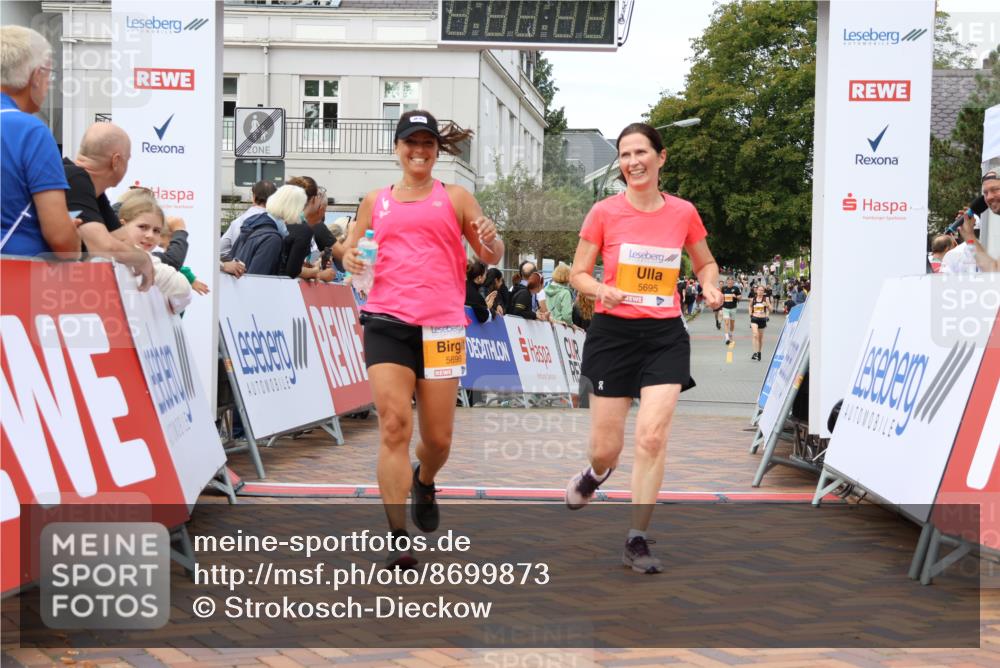 31.08.2025 - 21. Blankeneser Heldenlauf Strokosch-Dieckow http://msf.ph/oto/8699873 31.08.2025 12:54:38 Ziel 5696, 5695 meine-sportfotos.de