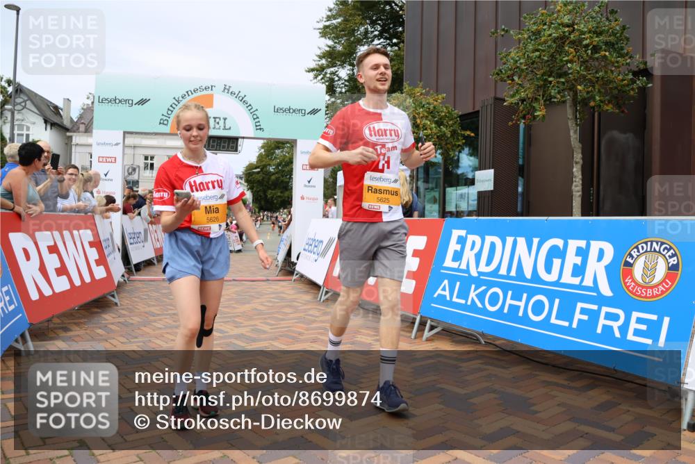 31.08.2025 - 21. Blankeneser Heldenlauf Strokosch-Dieckow http://msf.ph/oto/8699874 31.08.2025 12:41:11 Ziel 5678, 5626, 5625 meine-sportfotos.de
