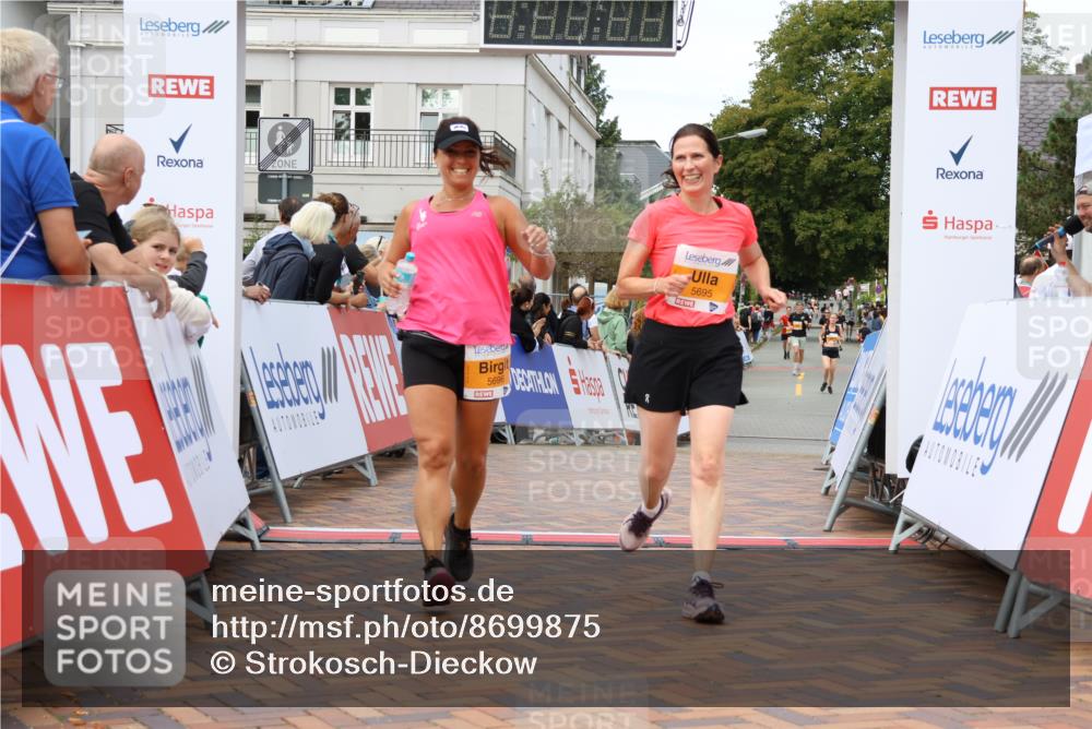 31.08.2025 - 21. Blankeneser Heldenlauf Strokosch-Dieckow http://msf.ph/oto/8699875 31.08.2025 12:54:38 Ziel 5696, 5695 meine-sportfotos.de