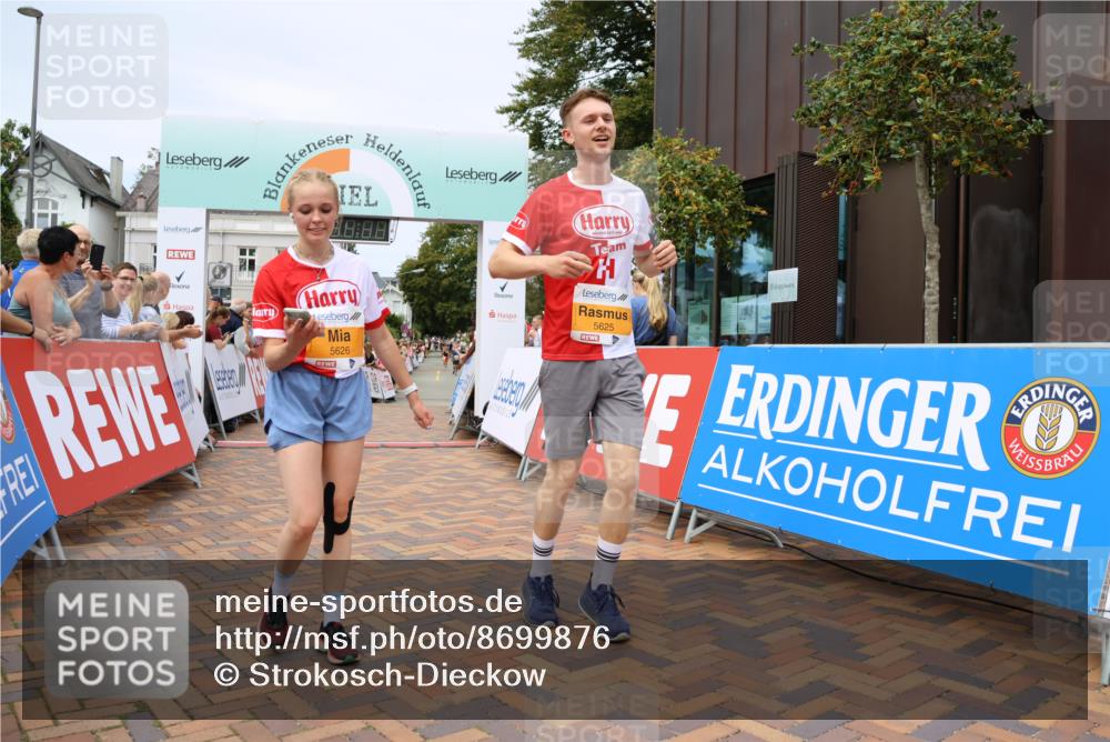 31.08.2025 - 21. Blankeneser Heldenlauf Strokosch-Dieckow http://msf.ph/oto/8699876 31.08.2025 12:41:11 Ziel 5678, 5626, 5625 meine-sportfotos.de