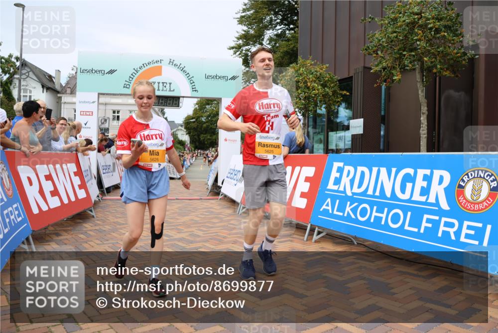31.08.2025 - 21. Blankeneser Heldenlauf Strokosch-Dieckow http://msf.ph/oto/8699877 31.08.2025 12:41:11 Ziel 5678, 5626, 5625 meine-sportfotos.de