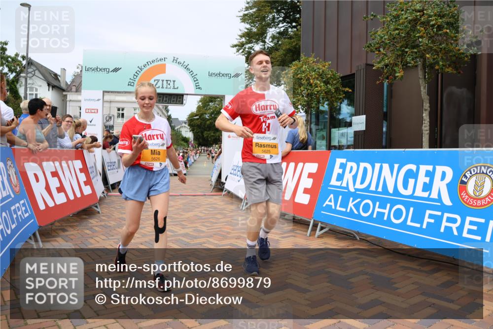 31.08.2025 - 21. Blankeneser Heldenlauf Strokosch-Dieckow http://msf.ph/oto/8699879 31.08.2025 12:41:11 Ziel 5678, 5626, 5625 meine-sportfotos.de