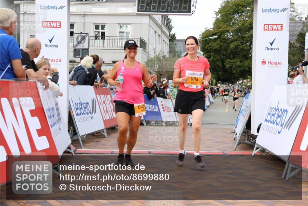 31.08.2025 - 21. Blankeneser Heldenlauf Strokosch-Dieckow http://msf.ph/oto/8699880 31.08.2025 12:54:38 Ziel 5696, 5695 meine-sportfotos.de