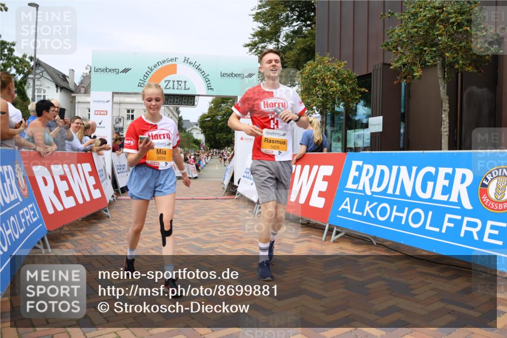 31.08.2025 - 21. Blankeneser Heldenlauf Strokosch-Dieckow http://msf.ph/oto/8699881 31.08.2025 12:41:11 Ziel 5678, 5626, 5625 meine-sportfotos.de