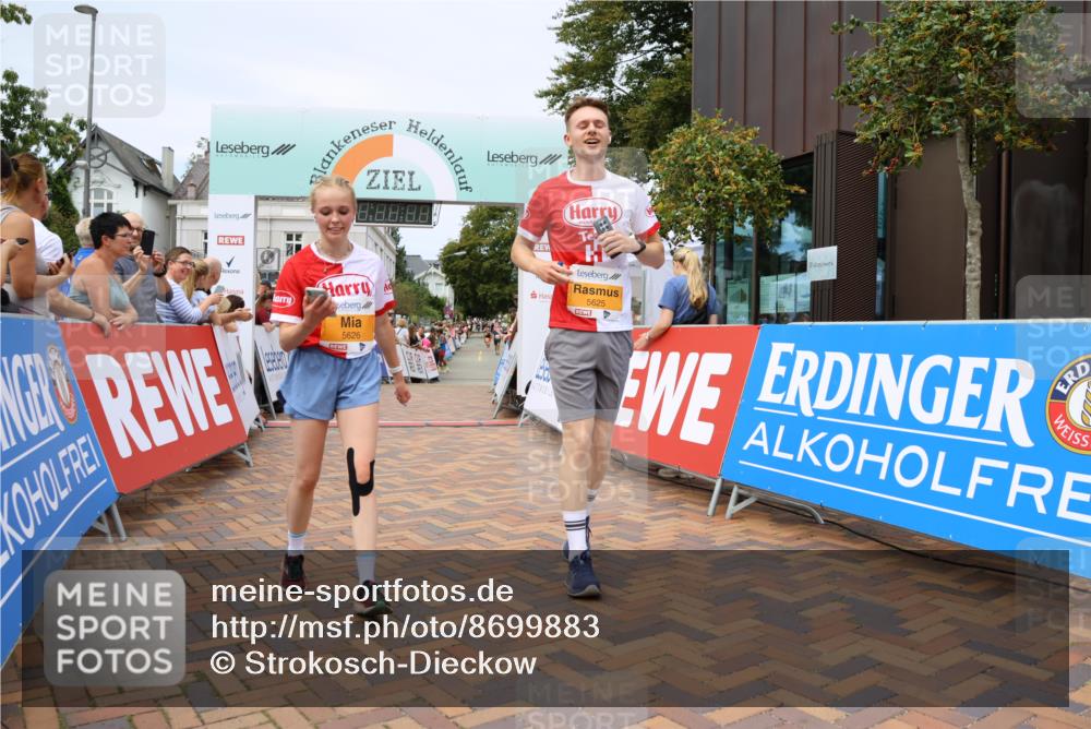 31.08.2025 - 21. Blankeneser Heldenlauf Strokosch-Dieckow http://msf.ph/oto/8699883 31.08.2025 12:41:11 Ziel 5678, 5626, 5625 meine-sportfotos.de