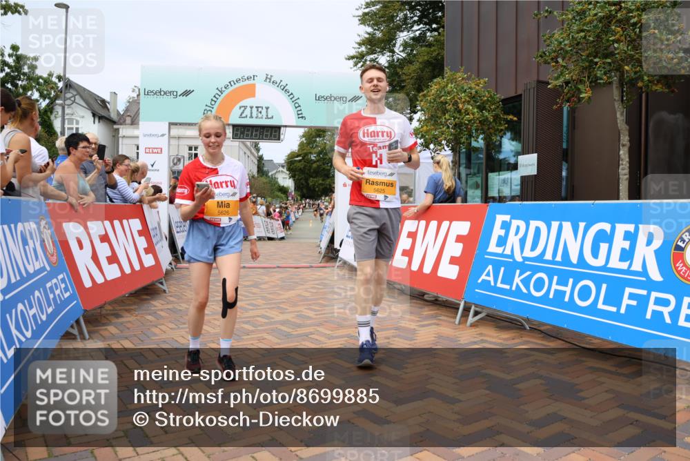 31.08.2025 - 21. Blankeneser Heldenlauf Strokosch-Dieckow http://msf.ph/oto/8699885 31.08.2025 12:41:11 Ziel 5678, 5626, 5625 meine-sportfotos.de