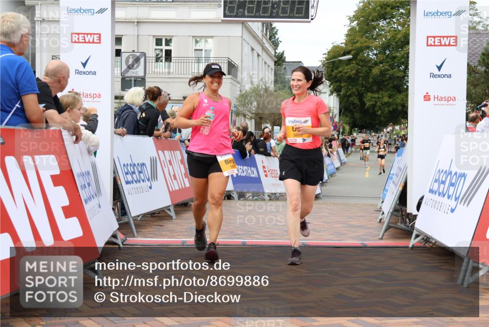 31.08.2025 - 21. Blankeneser Heldenlauf Strokosch-Dieckow http://msf.ph/oto/8699886 31.08.2025 12:54:38 Ziel 5696, 5695 meine-sportfotos.de