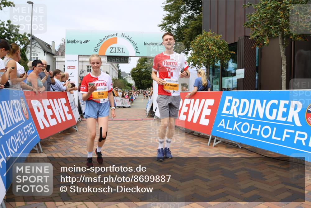 31.08.2025 - 21. Blankeneser Heldenlauf Strokosch-Dieckow http://msf.ph/oto/8699887 31.08.2025 12:41:11 Ziel 5678, 5626, 5625 meine-sportfotos.de