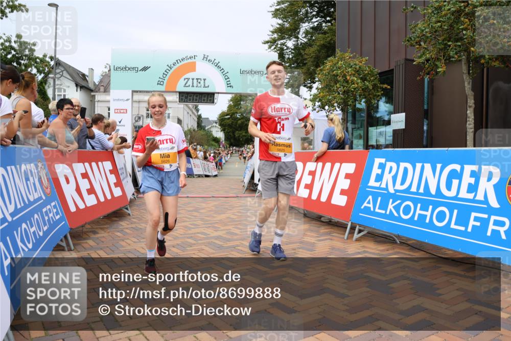 31.08.2025 - 21. Blankeneser Heldenlauf Strokosch-Dieckow http://msf.ph/oto/8699888 31.08.2025 12:41:11 Ziel 5678, 5626, 5625 meine-sportfotos.de