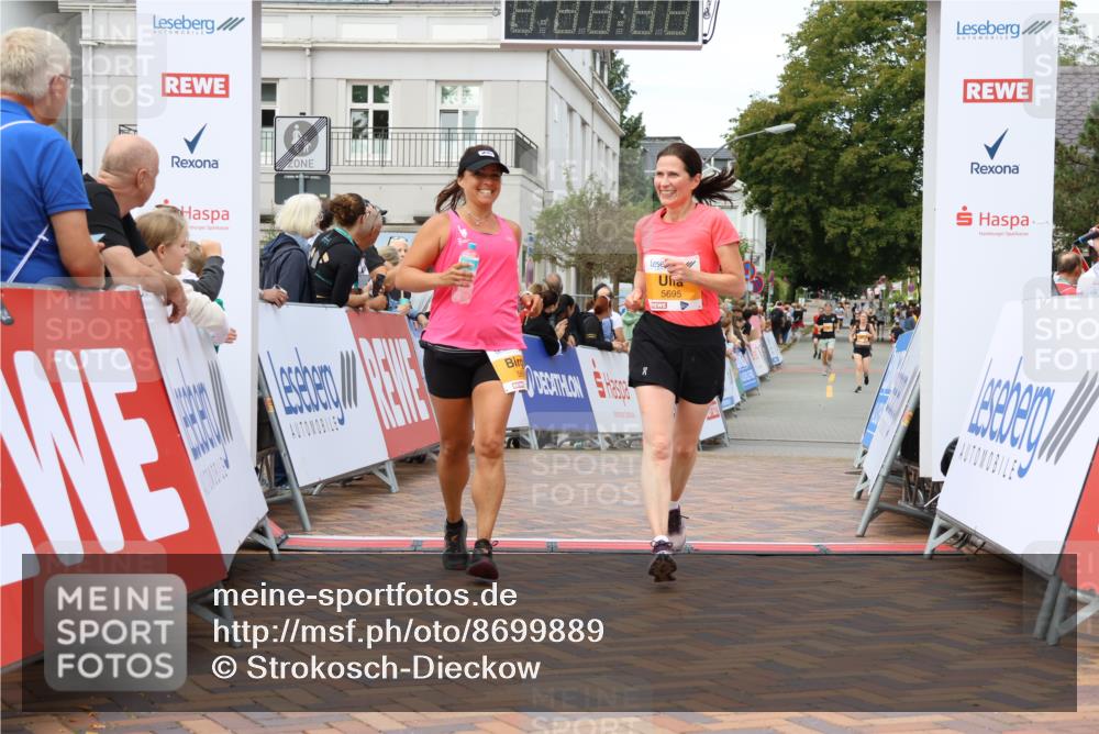31.08.2025 - 21. Blankeneser Heldenlauf Strokosch-Dieckow http://msf.ph/oto/8699889 31.08.2025 12:54:38 Ziel 5696, 5695 meine-sportfotos.de