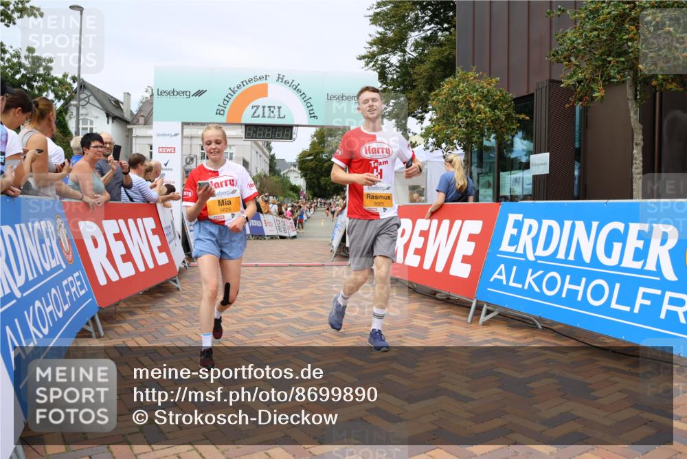 31.08.2025 - 21. Blankeneser Heldenlauf Strokosch-Dieckow http://msf.ph/oto/8699890 31.08.2025 12:41:10 Ziel 5677, 5678, 5626, 5625 meine-sportfotos.de