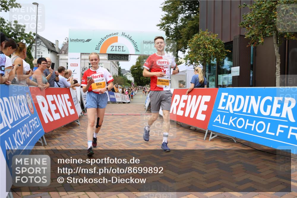 31.08.2025 - 21. Blankeneser Heldenlauf Strokosch-Dieckow http://msf.ph/oto/8699892 31.08.2025 12:41:10 Ziel 5677, 5678, 5626, 5625 meine-sportfotos.de