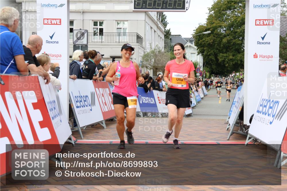 31.08.2025 - 21. Blankeneser Heldenlauf Strokosch-Dieckow http://msf.ph/oto/8699893 31.08.2025 12:54:38 Ziel 5696, 5695 meine-sportfotos.de