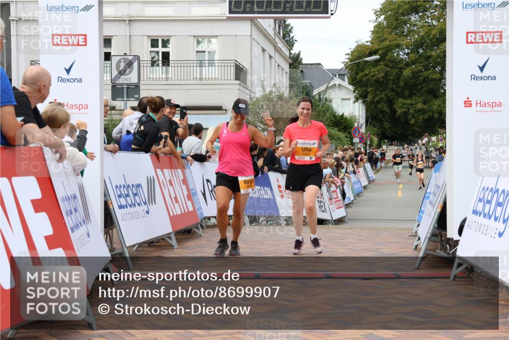 31.08.2025 - 21. Blankeneser Heldenlauf Strokosch-Dieckow http://msf.ph/oto/8699907 31.08.2025 12:54:37 Ziel 5696, 5695 meine-sportfotos.de