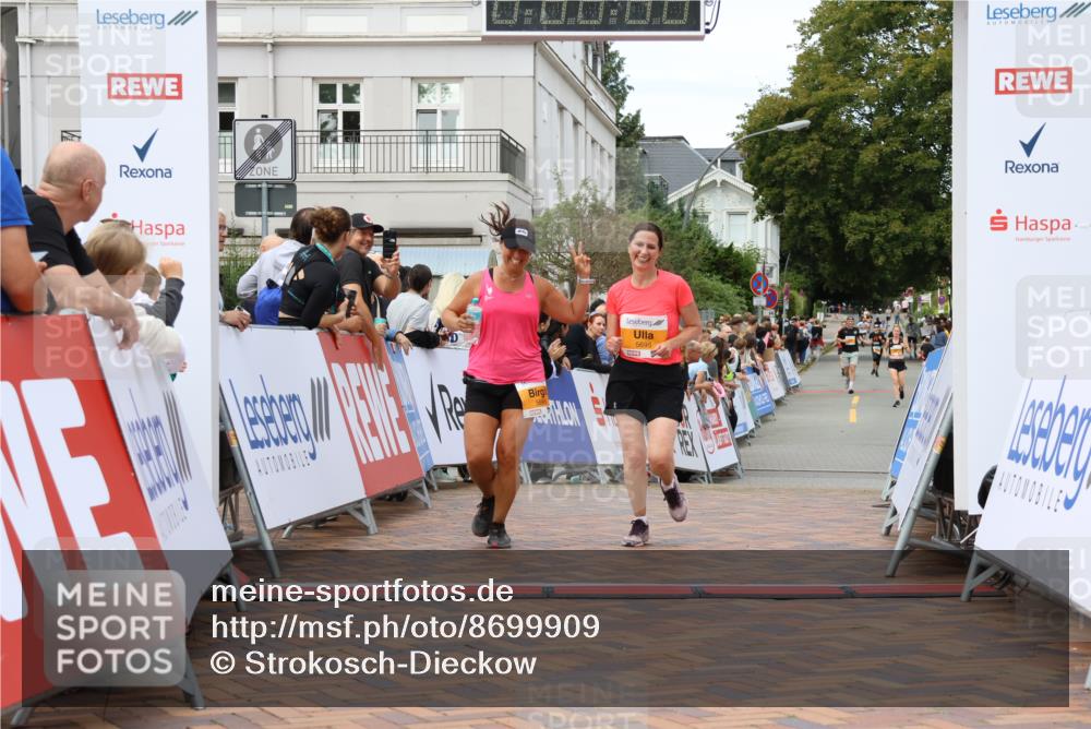 31.08.2025 - 21. Blankeneser Heldenlauf Strokosch-Dieckow http://msf.ph/oto/8699909 31.08.2025 12:54:37 Ziel 5696, 5695 meine-sportfotos.de