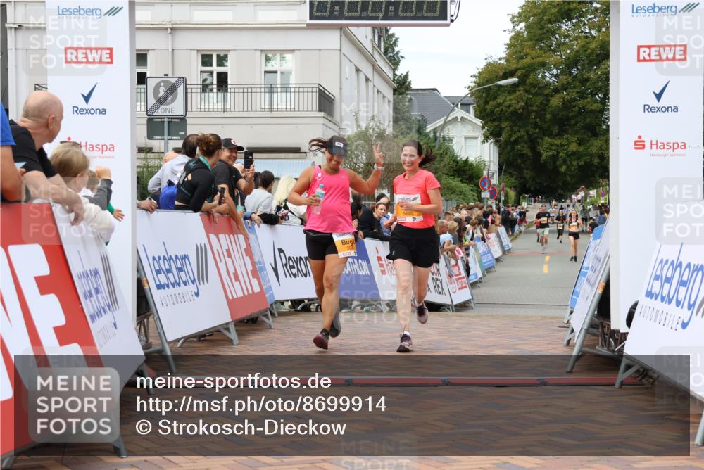 31.08.2025 - 21. Blankeneser Heldenlauf Strokosch-Dieckow http://msf.ph/oto/8699914 31.08.2025 12:54:36 Ziel 5696, 5695 meine-sportfotos.de