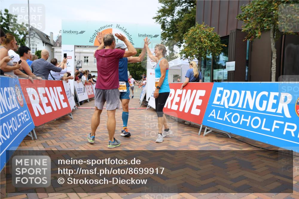 31.08.2025 - 21. Blankeneser Heldenlauf Strokosch-Dieckow http://msf.ph/oto/8699917 31.08.2025 12:41:05 Ziel 5616, 5677, 5678, 5626, 5625, 4028 meine-sportfotos.de