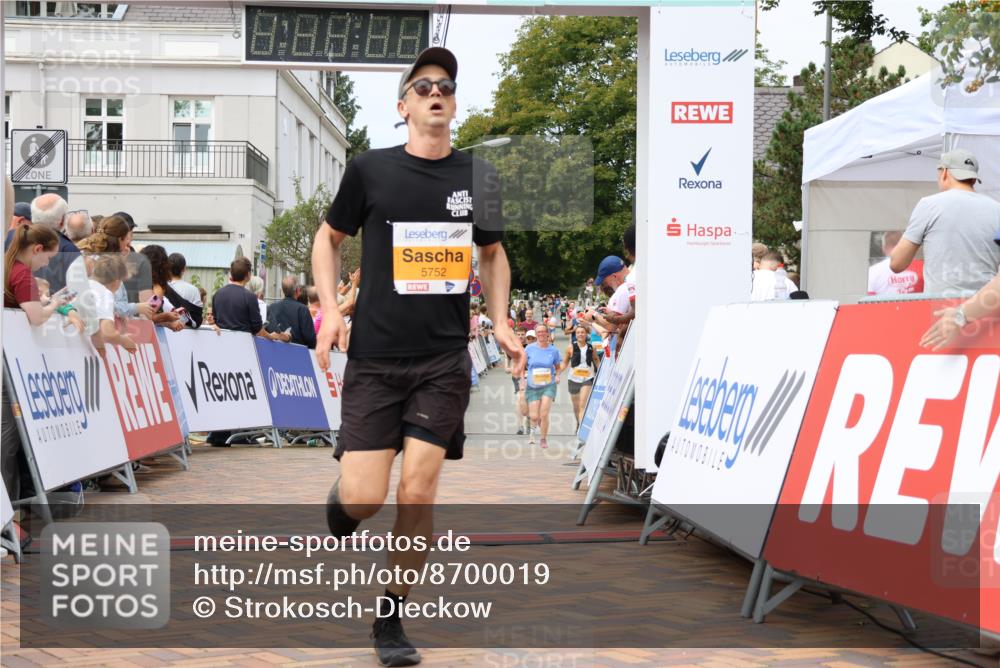 31.08.2025 - 21. Blankeneser Heldenlauf Strokosch-Dieckow http://msf.ph/oto/8700019 31.08.2025 12:40:49 Ziel 5636, 5289, 5752 meine-sportfotos.de