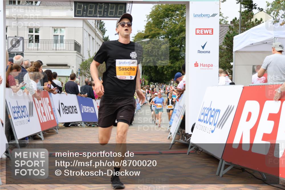 31.08.2025 - 21. Blankeneser Heldenlauf Strokosch-Dieckow http://msf.ph/oto/8700020 31.08.2025 12:40:49 Ziel 5636, 5289, 5752 meine-sportfotos.de